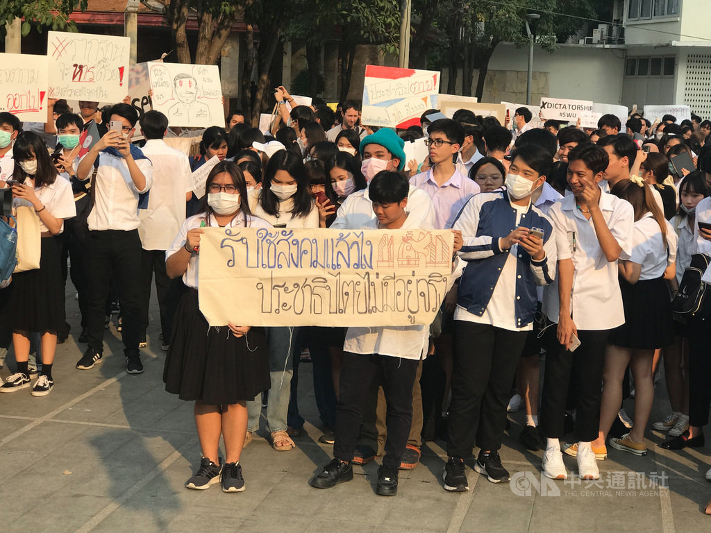 未來前進黨遭解散,泰國約20所大學從南到北發起抗議活動,表達對現狀的不滿。圖為26日傍晚曼谷的詩納卡琳威洛大學的學生集會。中央社記者呂欣憓曼谷攝 109年2月27日