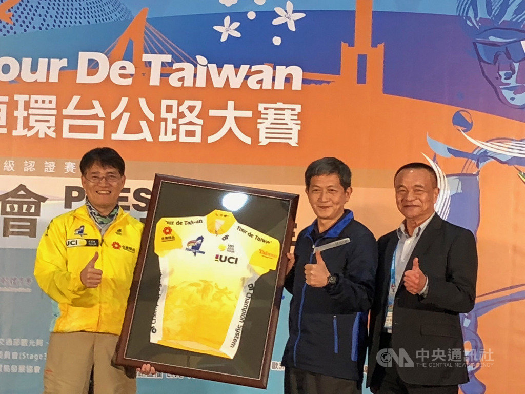 2020國際自由車環台公路大賽將於3月1日登場,由於近期武漢肺炎疫情延燒,讓中華民國自由車協會秘書長李開志(右)一度忐忑不安,最終敲定17隊參賽,他27日出席賽前記者會表示,真的非常高興,壓力減了一半。中央社記者黃巧雯攝 109年2月27日