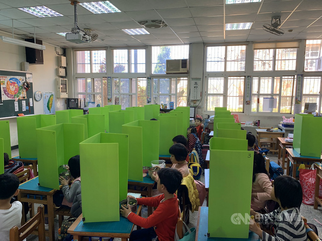新竹市建功國小一名教師用瓦楞板為學生製作個人桌面隔板,不僅能讓學生減少交談,也能阻擋口沫與食物飛濺。(新竹市建功國小提供)中央社記者魯鋼駿傳真 109年2月27日