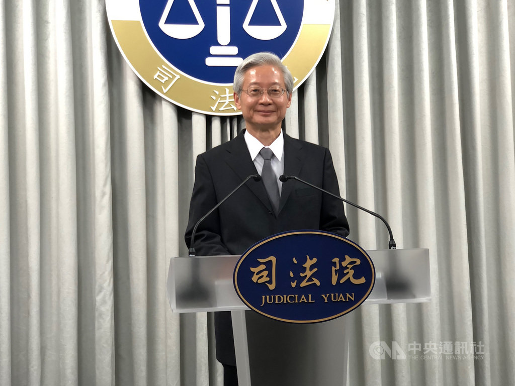 性侵犯曾姓男子聲請釋憲主張被害女子都未出庭,遭警詢等證據定罪,性侵害犯罪防治法有違憲之虞。司法院秘書長林輝煌(圖)27日表示,大法官做出789號解釋,認定性侵害犯罪防治法第17條第1款合憲,不能合理期待被害人就被害情形到庭再為陳述。中央社記者劉世怡攝 109年2月27日