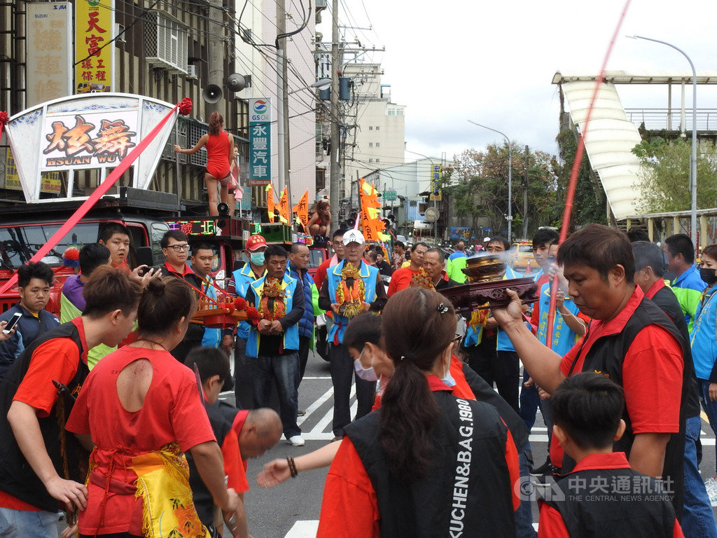 武漢肺炎疫情延燒,地方宮廟配合政府防疫措施,儘量縮小活動規模,減少人群聚集,以廟方幹部參與為主。圖為新莊衡星宮恭迎祖廟台西溪頂昭安府開基老祖李天池府千歲北巡賜福遶境活動。中央社記者王鴻國攝 109年2月27日