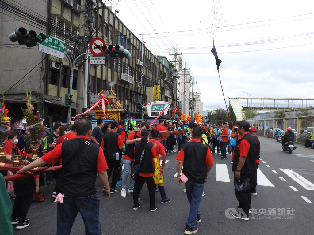 武漢肺炎疫情延燒,地方宮廟配合政府防疫措施,儘量縮小活動規模,減少人群聚集,不過仍保持傳統廟會熱鬧隆重氣氛。圖為新莊衡星宮恭迎祖廟台西溪頂昭安府開基老祖李天池府千歲北巡賜福遶境活動。中央社記者王鴻國攝 109年2月27日