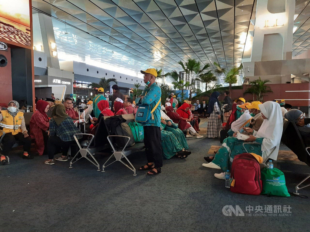 沙烏地阿拉伯為防新型冠狀病毒入侵,27日宣布暫時禁止外國旅客入境副朝覲,有超過千名旅客在雅加達蘇卡諾哈達國際機場等待啟程,卻被通知班機取消。(印尼民眾赫尼提供)中央社記者石秀娟雅加達傳真 109年2月27日
