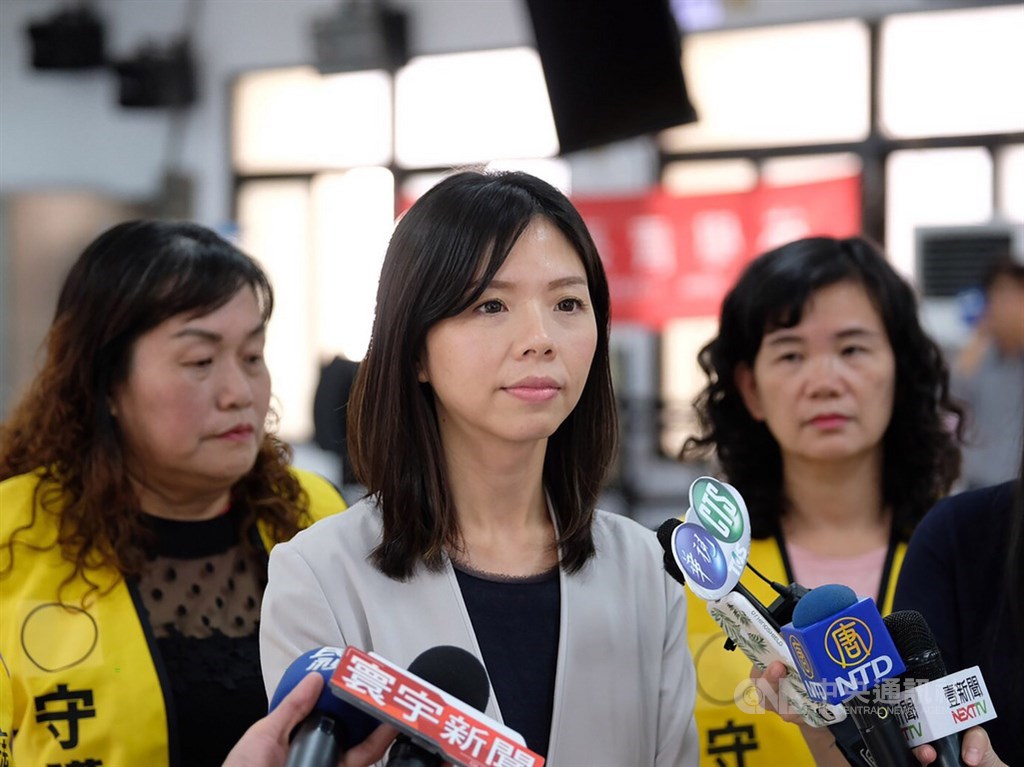 前無黨籍立委洪慈庸(中)在2020年立委選戰中連任失利,動向受矚目。立法院27日發出公告,立法院長游錫堃任命洪慈庸為立法院顧問。(中央社檔案照片)
