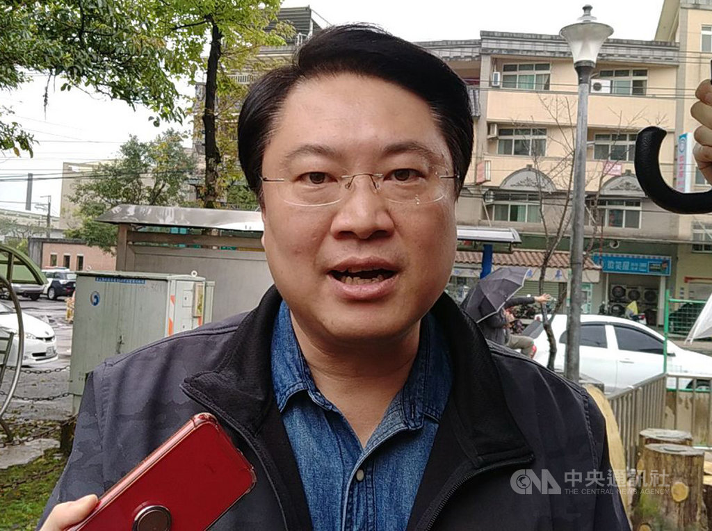 武漢肺炎疫情持續升溫,基隆市長林右昌27日視察工東街道路拓寬工程時表示,因為開學延後2週,畢業典禮也順延2週,6月會視疫情檢討是否舉行。中央社記者王朝鈺攝 109年2月27日