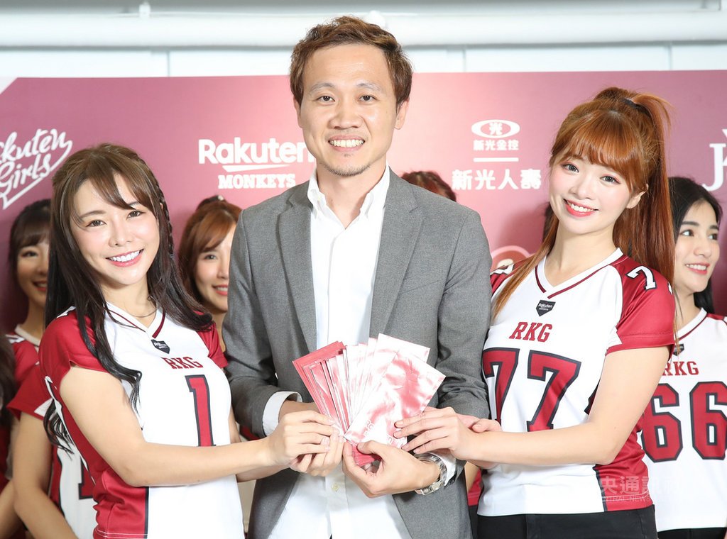中職樂天桃猿隊專屬啦啦隊Rakuten Girls(樂天女孩)27日展開春訓,隊長與副隊長分別由巫苡萱(左)與曲羿(右)續任。中央社記者張新偉攝 109年2月27日