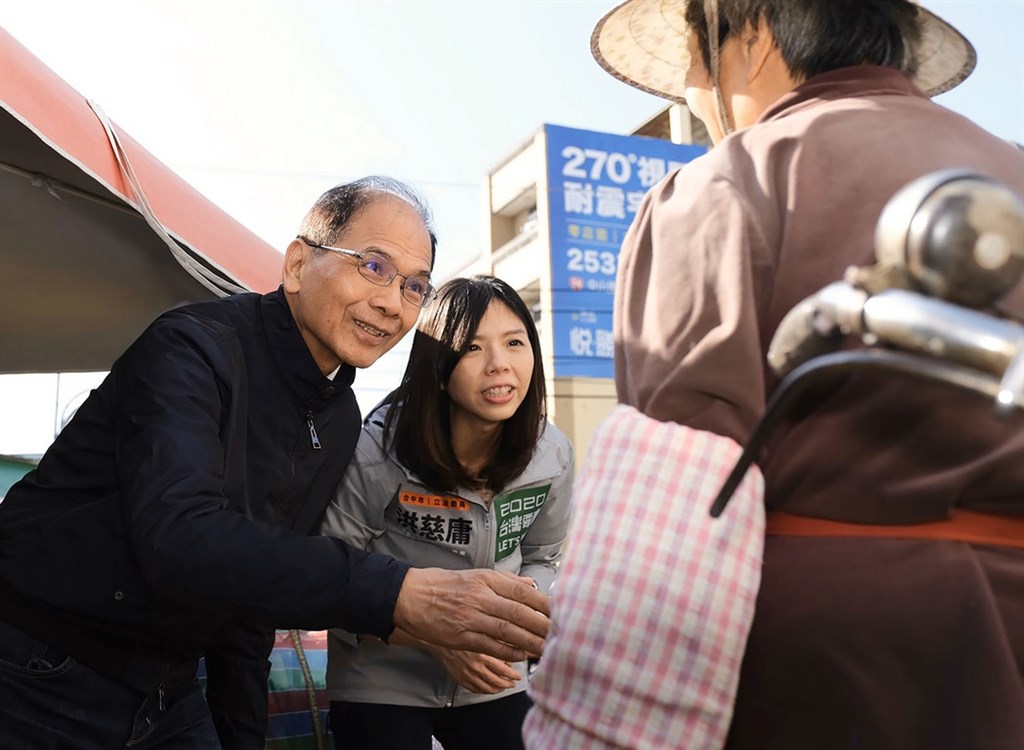 立法院長游錫堃(左)27日表示,前無黨籍立委洪慈庸(中)將擔任院長辦公室的「機要顧問」,一個月的薪水大約新台幣12萬元左右。洪慈庸則發表聲明指出,不忘初衷,繼續為台灣付出。(洪慈庸辦公室提供)中央社記者蘇龍麒傳真 109年2月27日