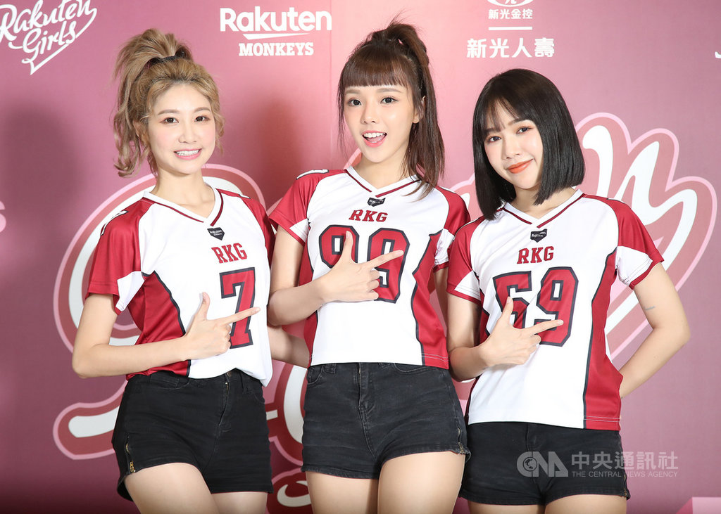 中職樂天桃猿隊專屬啦啦隊Rakuten Girls(樂天女孩)27日展開春訓,新女孩宣琳(右起)、甯亞與筠熹在記者會上亮相。中央社記者張新偉攝 109年2月27日