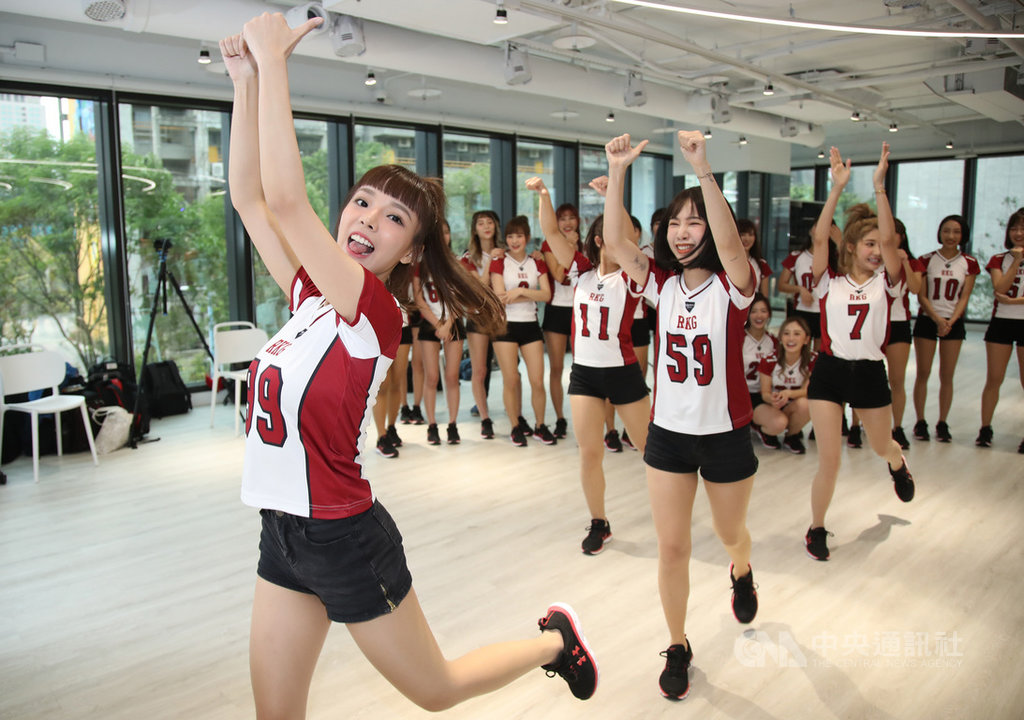 中職樂天桃猿隊專屬啦啦隊Rakuten Girls(樂天女孩)27日在新北市板橋展開春訓,新成員甯亞(前左起)、宣琳與筠熹在記者會上驗收舞蹈。中央社記者張新偉攝 109年2月27日