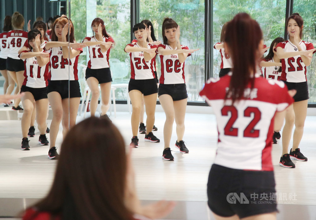 中職樂天桃猿隊專屬啦啦隊Rakuten Girls(樂天女孩)27日起展開春訓至3月2日,進行為期5天的密集訓練。中央社記者張新偉攝 109年2月27日