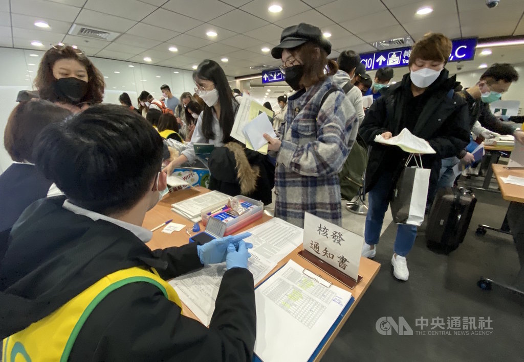 受武漢肺炎疫情影響,27日起從韓國抵台的旅客需居家檢疫隔離14天,旅客也需依規定填寫旅客入境健康聲明書。中央社記者邱俊欽桃園機場攝 109年2月27日
