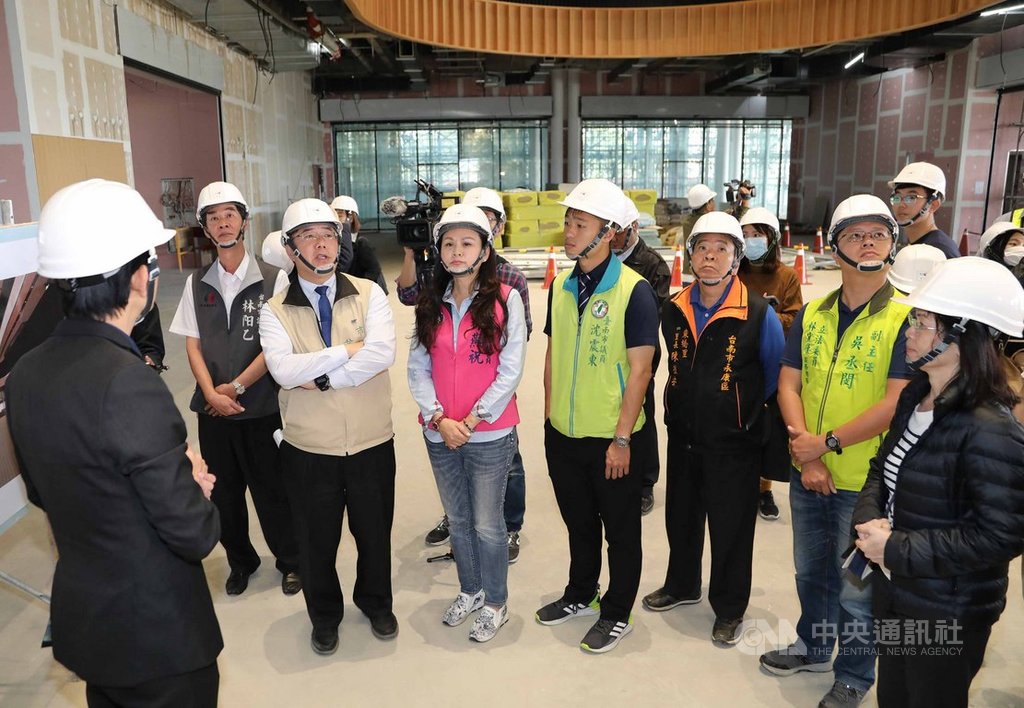 台南市長黃偉哲(前左)27日視察台南市立圖書館總館新建工程,聽取簡報並了解特色設施的設置情形。中央社記者楊思瑞攝 109年2月27日