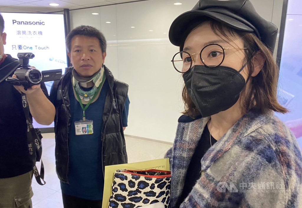 從韓國抵台的旅客27日起需居家檢疫14天,一名嫁到台灣的韓國女子(右)表示,「韓國總統在這次防疫的作為,有點錯了」,「台灣做的事情好像比較好」。中央社記者邱俊欽桃園機場攝 109年2月27日