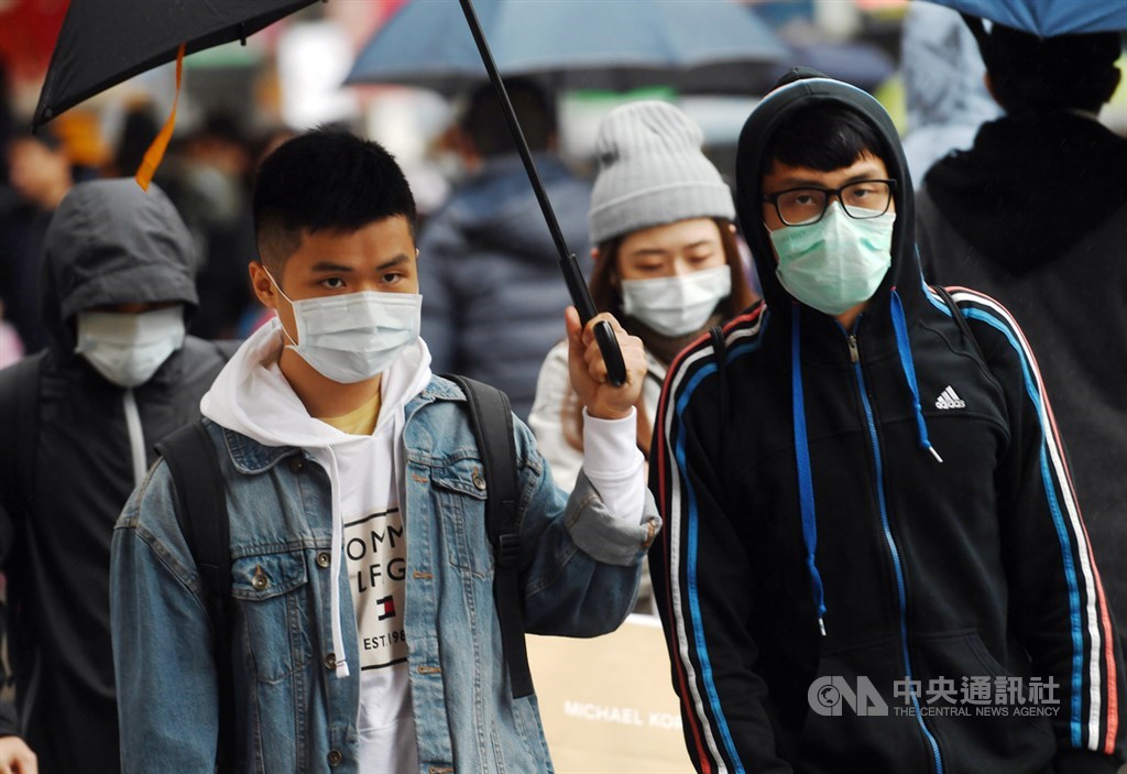 行政院會27日通過武漢肺炎特別預算,共編列新台幣600億元,其中以經濟部編列204.9億元最多。圖為北市街頭民眾配戴口罩。(中央社檔案照片)