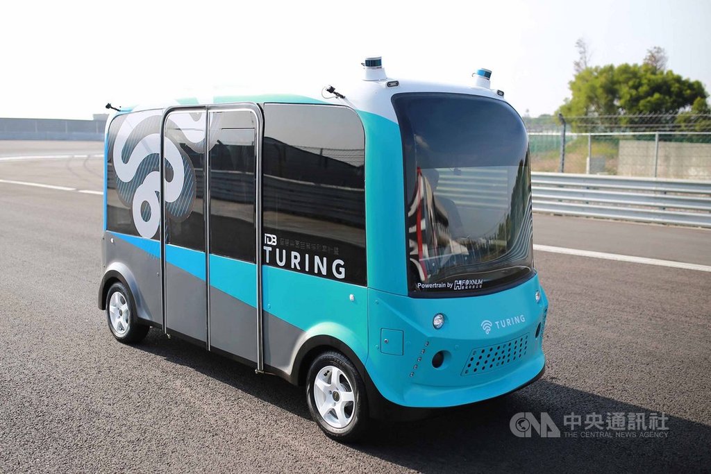 台北市與台灣智慧駕駛公司合作,5月起將在信義路公車專用道投入3台自駕巴士,利用凌晨零時30分至2時30分時間進行測試,最快9月提供民眾試乘。圖為4米自駕巴士。(台北市交通局提供)中央社記者梁珮綺傳真 109年2月27日