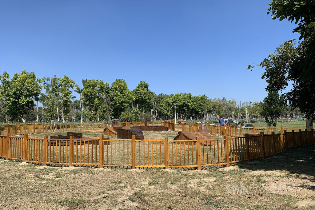 台南山上花園水道博物館為滿足攜帶寵物遊客需求,特別在花園區打造寵物友善園區。(台南市文化局提供)中央社記者楊思瑞台南傳真 109年2月27日