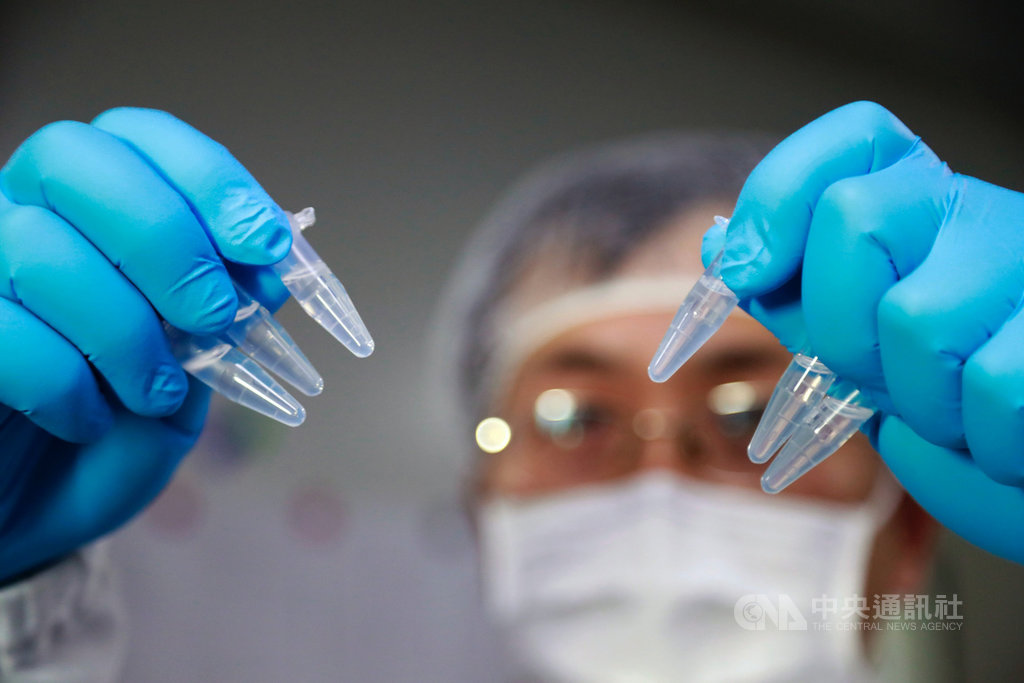 北京大學公共衛生學院教授寧毅表示,疫苗從研發到上市最快也要半年,對目前防控2019冠狀病毒疾病而言,是「遠水救不了近渴」。圖為上海一名研究人員在研發新型冠狀病毒mRNA疫苗。(中新社提供)中央社 109年2月27日
