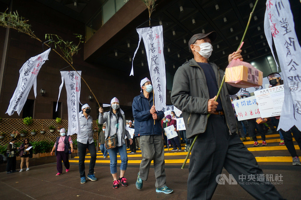 社子島自救會27日在台北市政府前舉行記者會,居民將陰廟神明請出來,控訴北市府未做到內政部通過社子島主要計畫的3項附帶決議,罔顧居民權益。中央社記者裴禛攝 109年2月27日