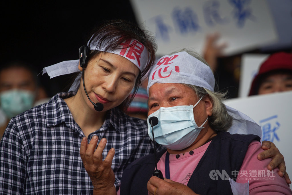 社子島自救會27日至台北市政府前舉行記者會,居民出面淚訴北市府未做到內政部通過社子島主要計畫的3項附帶決議,訴求退回主計畫。中央社記者裴禛攝 109年2月27日