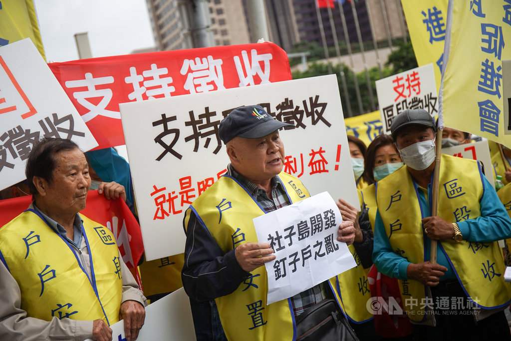 台北市政府27日舉行「社子島地區細部計畫案」審查會,有反對北市府區段徵收的居民在市府門口抗議,會後支持區段徵收的居民也到場表達訴求。中央社記者裴禛攝 109年2月27日