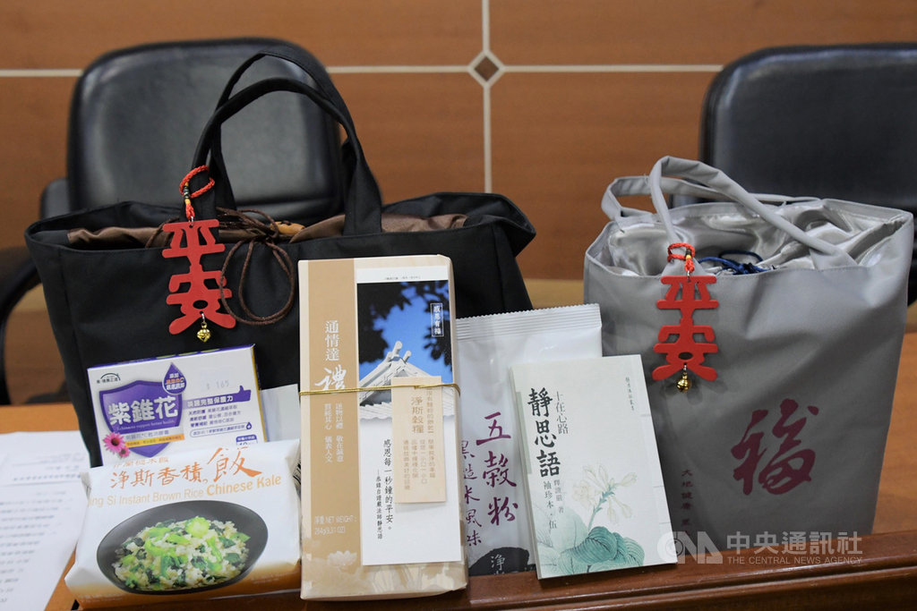 慈濟基金會27日捐贈彰化縣居家檢疫及隔離民眾1000份安心祝福包(圖),含有五穀粉、口糧、保健品等,縣府28日起陸續發放。(彰化縣政府提供)中央社記者蕭博陽彰化傳真 109年2月27日