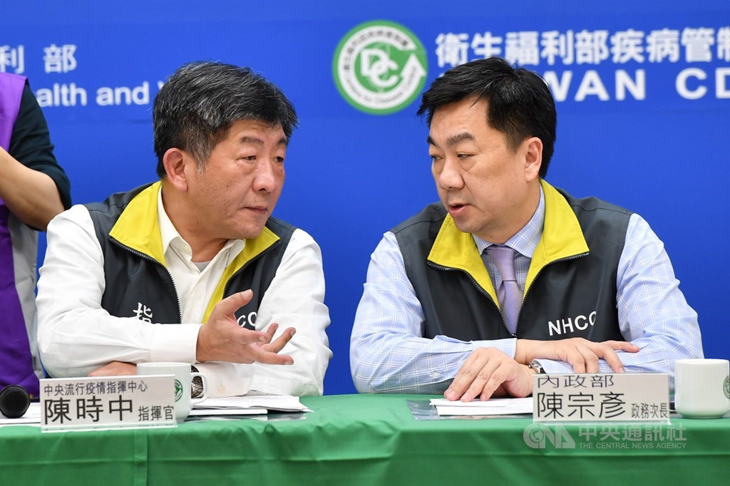內政部次長陳宗彥(右)27日於中央流行疫情指揮中心記者會表示,視查緝假訊息為最重要的事,讓社會大眾充分了解疫情中心正確訊息,而不是隨假訊息傳播。中央社記者林俊耀攝 109年2月27日