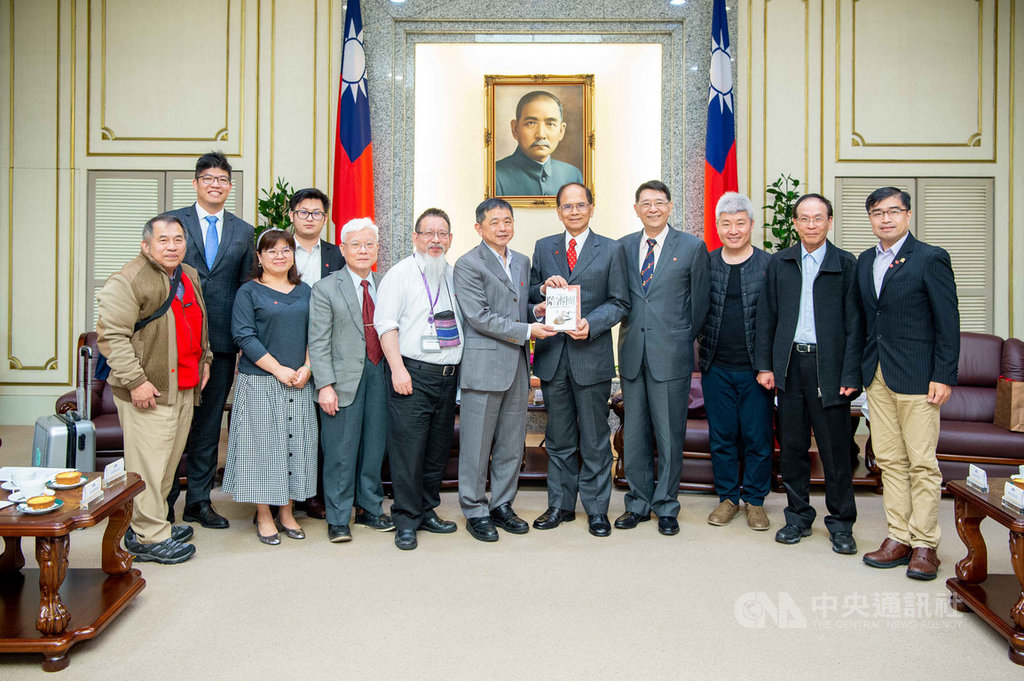 立法院長游錫堃(右5)27日接見台灣陪審團協會等一行時表示,擔任院長是「無我」的態度,政績不會是最大考量,最重要的是要主持國會行政,在朝野協商時秉持職權中立、議事中立,提升議會品質及議事效率。(立法院提供)中央社記者范正祥傳真 109年2月27日