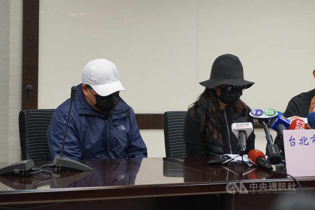 台北市一名38歲女子22日出現輕微發燒,隔天死亡,因武漢肺炎疫情嚴峻,檢警報驗時以女子生前曾發燒,要求遺體不得火化,死者家屬27日召開記者會,質疑檢方拖延。中央社記者劉建邦攝 109年2月27日