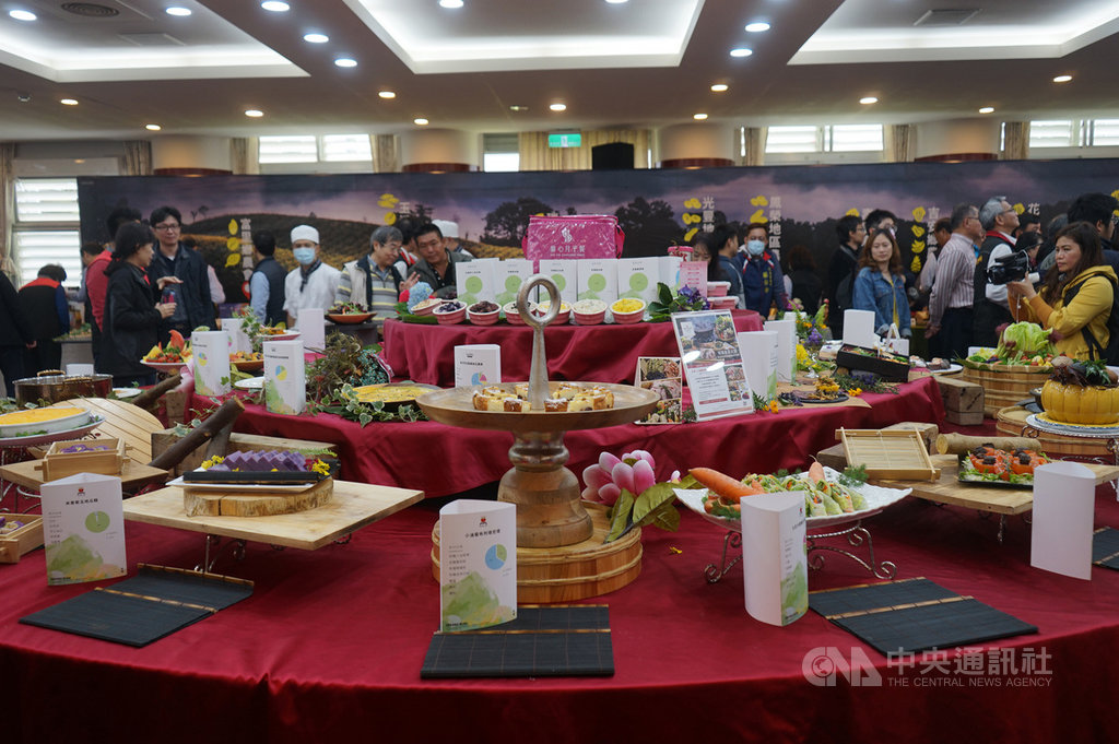 花蓮縣政府成立全國首座跨局處有機農業促進專案辦公室,27日舉行揭牌儀式,活動邀請飯店廚師到場展示創意有機料理。中央社記者張祈攝 109年2月27日