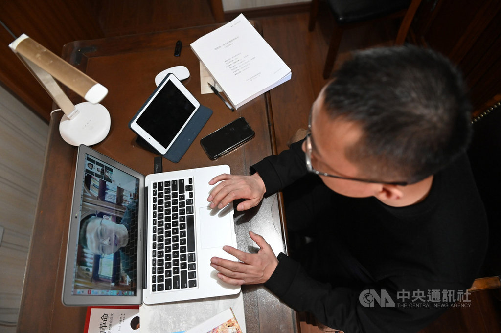 受2019冠狀病毒疾病影響,中國近期興起遠程辦公、網路課程的風潮,帶來另一波筆記型電腦的商機。圖為瀋陽師範大學一位老師透過網路授課。(中新社提供)中央社 109年2月27日