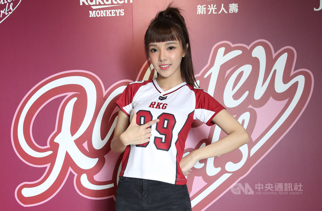 去年擔任練習生的甯亞,27日正式以Rakuten Girls(樂天女孩)身分穿上背號球衣,從不會跳舞到站上球場應援,她選了背號99,期許自己「什麼事情都要努力久久,持續自己的夢想很久很久」。中央社記者張新偉攝 109年2月27日