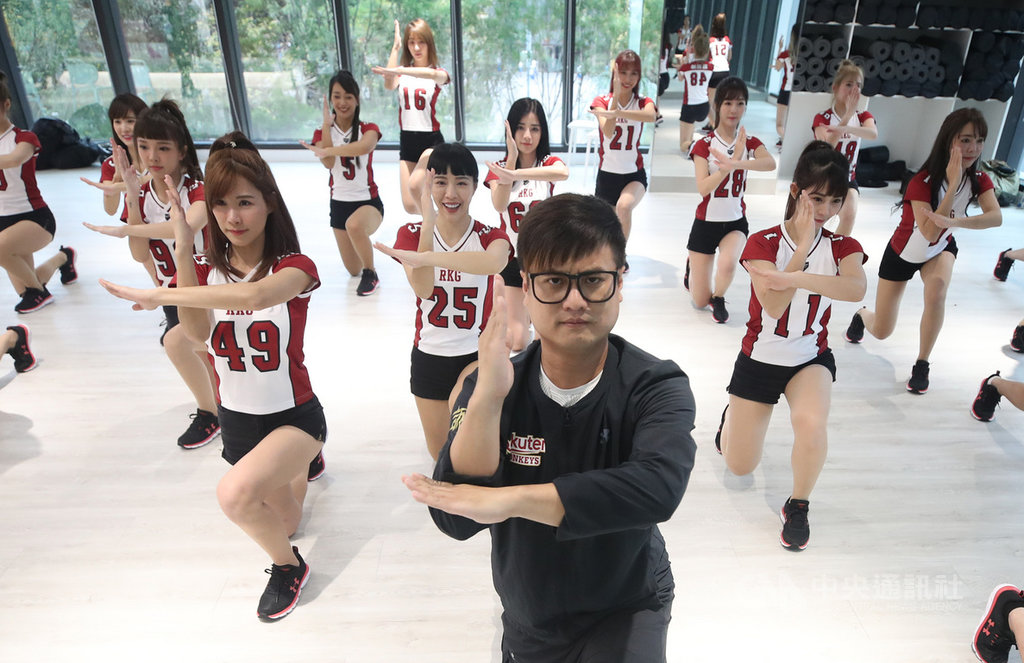 中職樂天桃猿隊專屬啦啦隊Rakuten Girls(樂天女孩)27日起至3月2日展開春訓,啦啦隊長阿誠(前中)與女孩一起練習新舞。中央社記者張新偉攝 109年2月27日