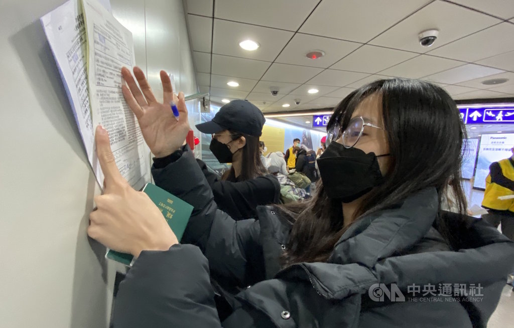 受武漢肺炎疫情影響,前往韓國實習的劉姓女大學生(前)27日接受中央社記者訪問時說,因擔心未來疫情更加嚴重回不來,在班機訂位不斷更改後提前返台。中央社記者邱俊欽桃園機場攝 109年2月27日