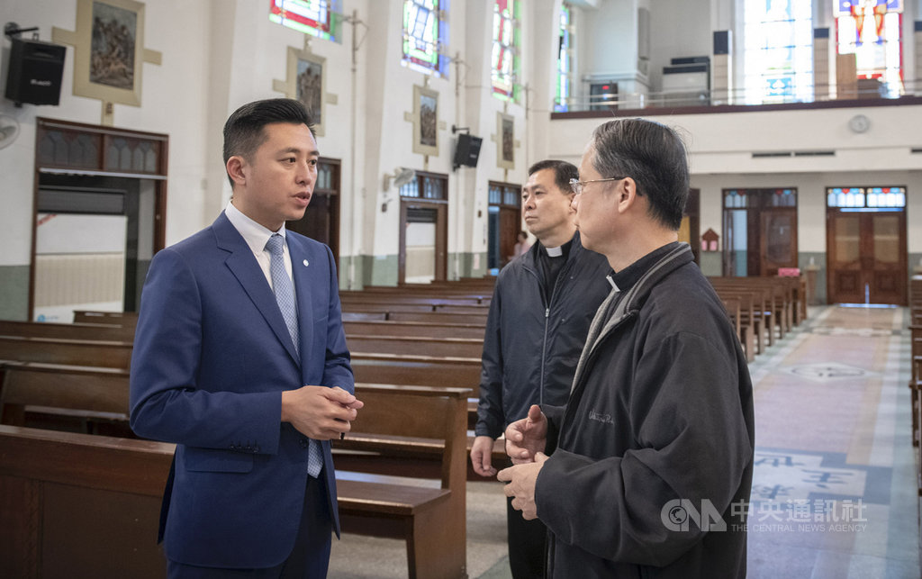 武漢肺炎疫情延燒,新竹市長林智堅(左)陸續拜會宗教團體,呼籲暫停舉辦室內及大型活動,一同合作防疫。(新竹市政府提供)中央社記者魯鋼駿傳真 109年2月27日