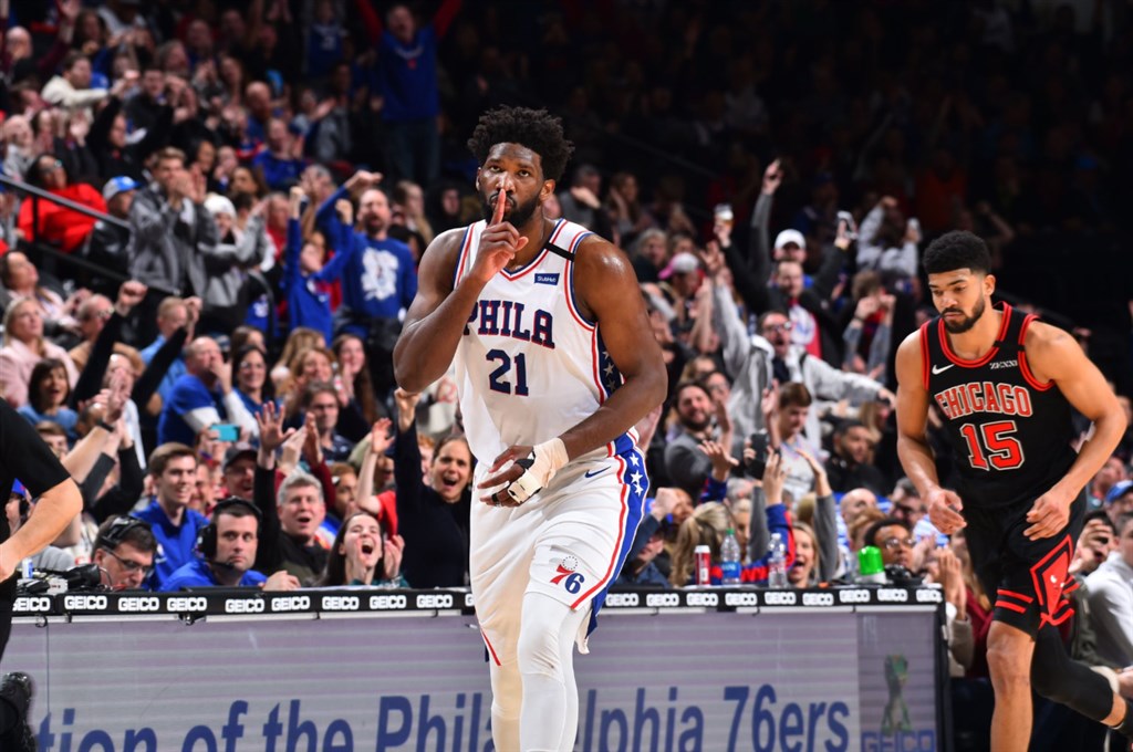 美國職籃NBA克里夫蘭騎士26日以108比94撞翻費城76人。費城76人出師不利,第一節未打完就折損明星賽球星恩比德(前)。(圖取自twitter.com/JoelEmbiid)