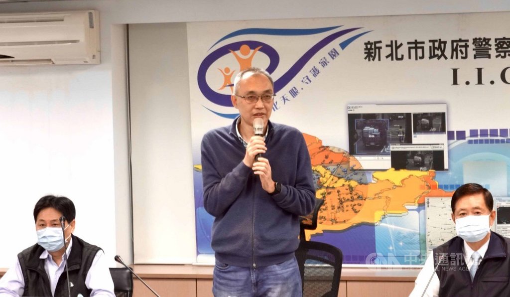 新北市政府警察局27日舉行「路口監錄系統及建置即時車牌辨識」成果發布會,副市長謝政達(中)致詞時表示,車牌辨識系統中的圓形查詢、車流量查詢功能是全國首創,其他5都尚未建置。(新北市警局提供)中央社記者葉臻傳真 109年2月27日