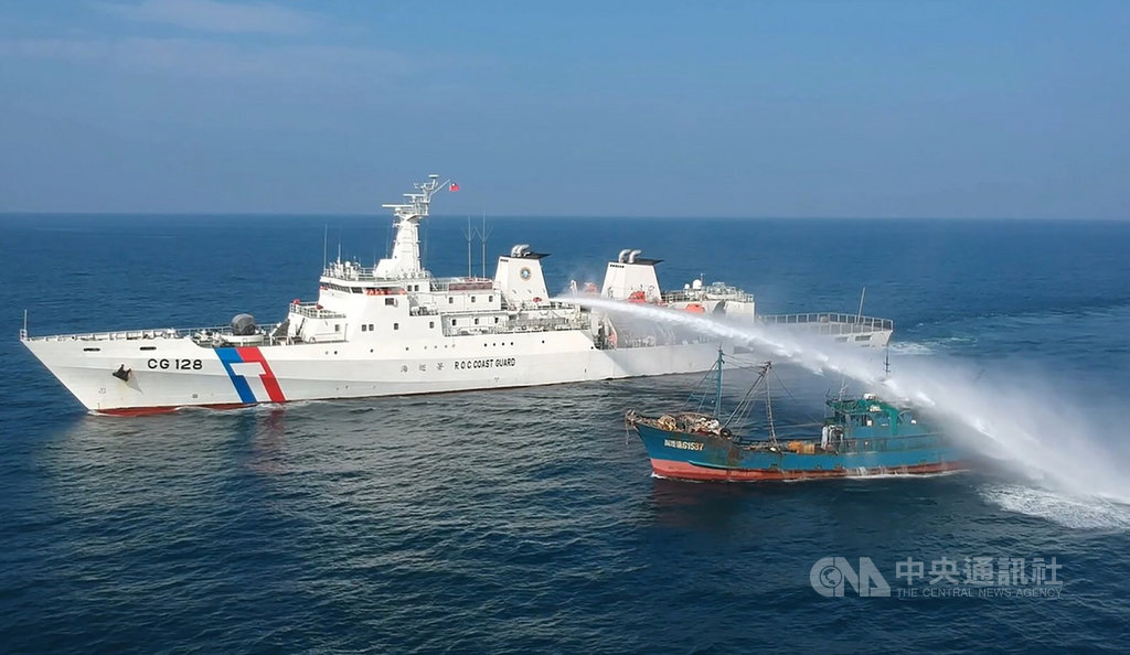 武漢肺炎疫情延燒,澎湖縣政府請求海巡署加強取締越界大陸漁船和抽石船,24小時全天候有2艦4艇在澎湖海域執勤巡航,越界的大陸漁船與抽石船數量也已減少許多。圖為海巡驅離越界輪船。中央社 109年2月27日