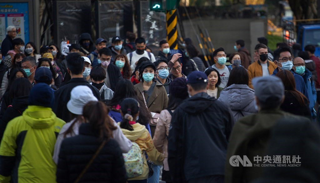 行政院會27日通過因應武漢肺炎的「中央政府嚴重特殊傳染性肺炎防治及紓困振興特別預算案」。衛福部次長何啟功表示,防疫補償初估每人約新台幣800到1000元,實際金額最遲會在3月10日前定案。(中央社檔案照片)