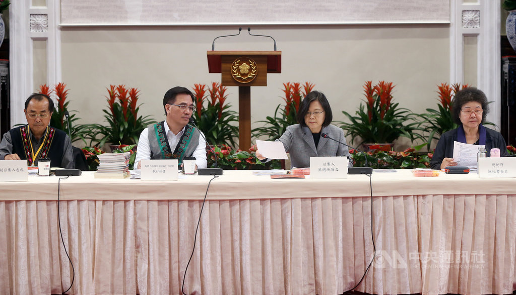 總統蔡英文(右2)27日主持總統府原住民族歷史正義與轉型正義委員會第12次委員會議,總統府秘書長陳菊(右)、原民會主委夷將.拔路兒(左2)、原轉會副召集人浦忠成(左)出席與會。中央社記者鄭傑文攝 109年2月27日