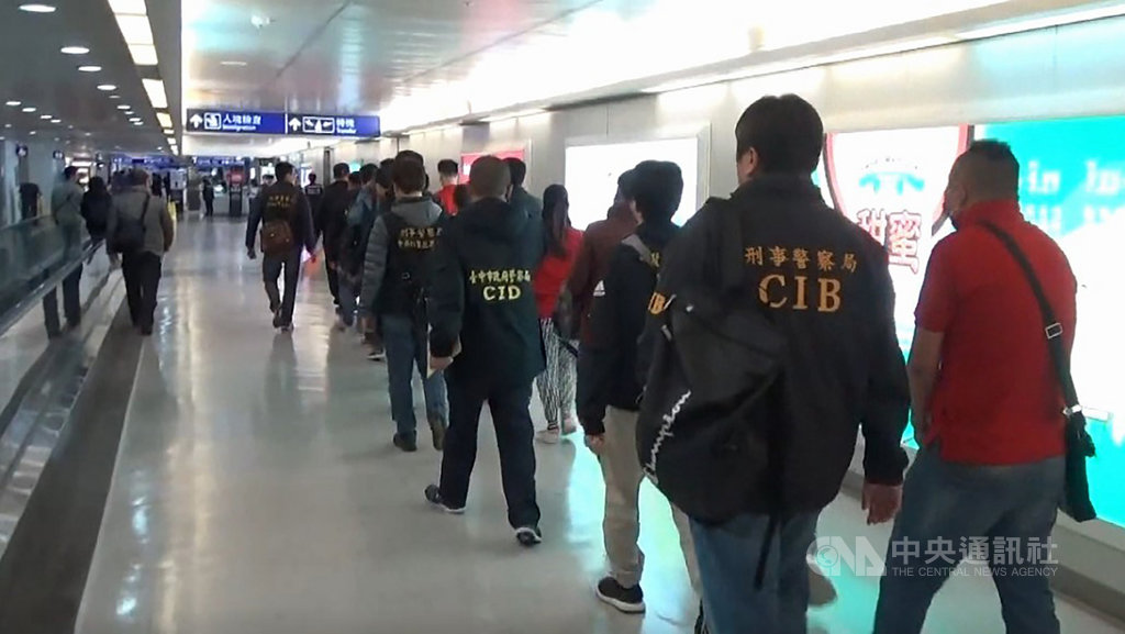刑事警察局中部打擊犯罪中心27日宣布,去年4月間在印尼三寶瓏省一處透天厝查獲詐騙機房40人,其中的台籍嫌犯12人因違反當地移民法,歷經10個月關押,已經押解返台受審。(翻攝照片)中央社記者郝雪卿傳真 109年2月27日