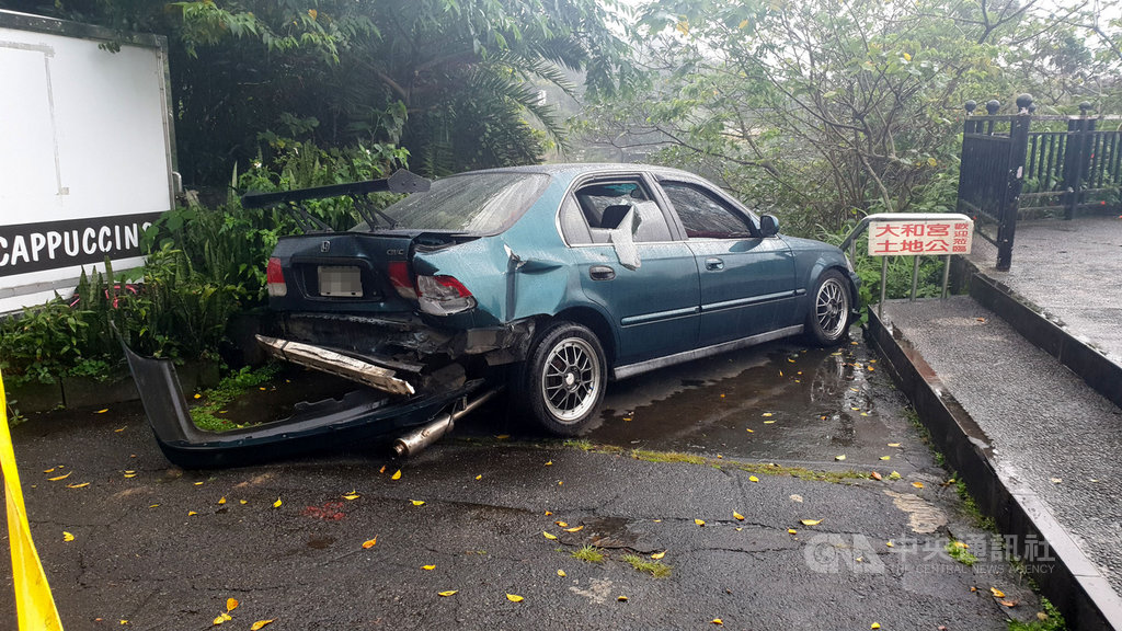 一名男子不滿妹妹遭性侵,27日凌晨約對方談判,未料對方人馬一下車就持斧頭狂砸車,友人駕車逃到山崖,無路可逃自撞山壁,其中一人遭擄走凌虐後丟包。中央社記者王朝鈺攝 109年2月27日