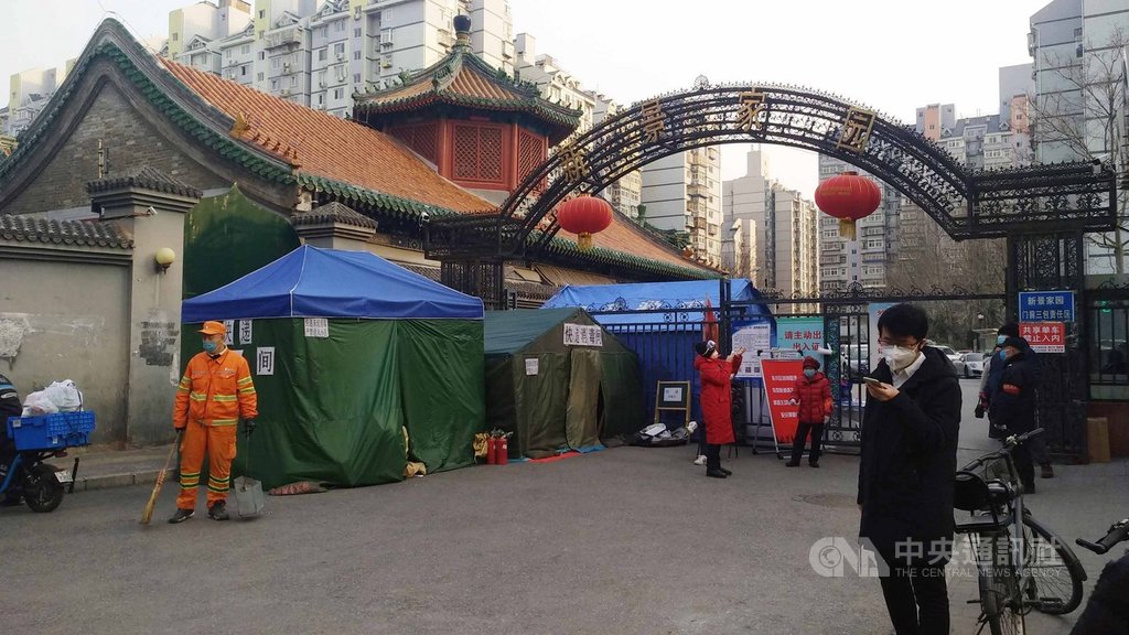 對於武漢肺炎疫情趨勢,中國公共衛生專家鍾南山27日表示,有信心4月底基本控制住。圖為北京一住宅小區設置檢查站,嚴控人員車輛進出。中央社記者林克倫北京攝 109年2月27日