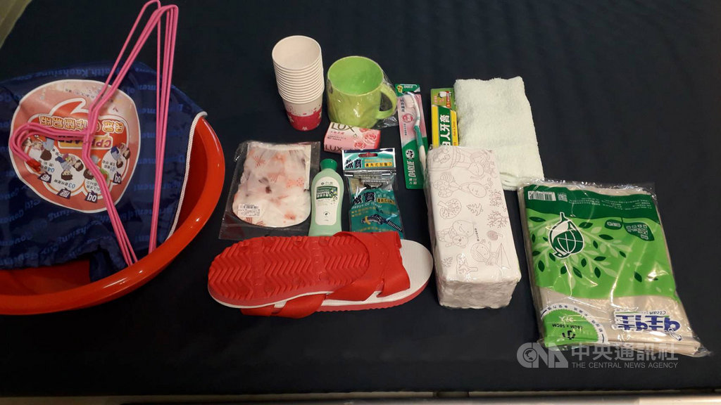 因應武漢肺炎防疫,高雄市政府備妥日常用品的檢疫包,提供集中檢疫的民眾,包括盥洗用品、拖鞋及衣架等。(高市府提供)中央社記者王淑芬傳真 109年2月27日