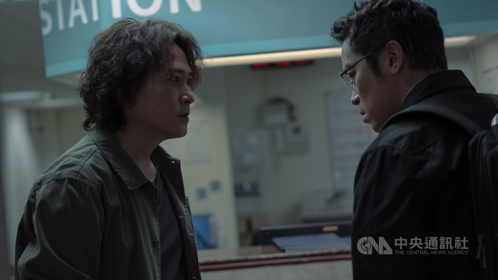Netflix華語影集「誰是被害者」日前發布前導預告與卡司海報,演員陣容相當亮眼,張孝全(右)與王識賢(左)在劇中有精彩對手戲。(Netflix提供)中央社記者陳秉弘傳真 109年2月27日