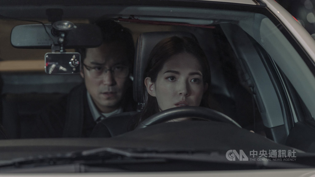 Netflix華語影集「誰是被害者」日前發布前導預告與卡司海報,演員許瑋甯(右)在劇中扮演一名報社記者,與飾演鑑識官的演員張孝全(左)共同追查命案真相。(Netflix提供)中央社記者陳秉弘傳真 109年2月27日