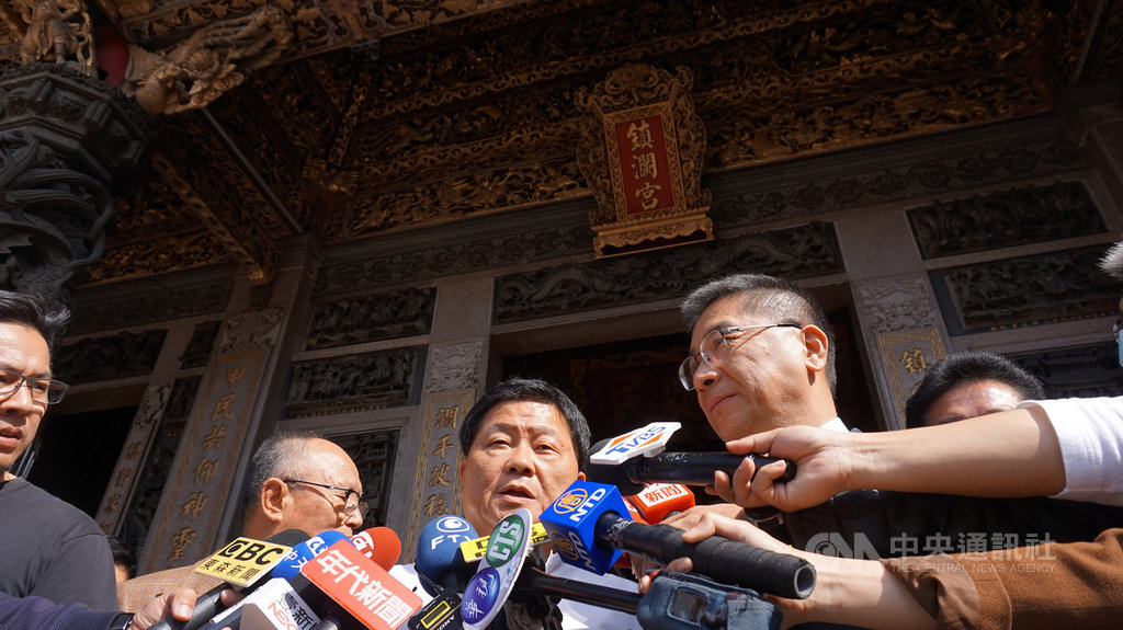 大甲媽遶境進香活動延期,內政部長徐國勇(右)27日前往鎮瀾宮,感謝廟方因應防疫延期活動,並捐款新台幣3000萬,讓專家對疫苗研發、防止疫情的擴散,貢獻很大的心力。中央社記者趙麗妍攝 109年2月27日