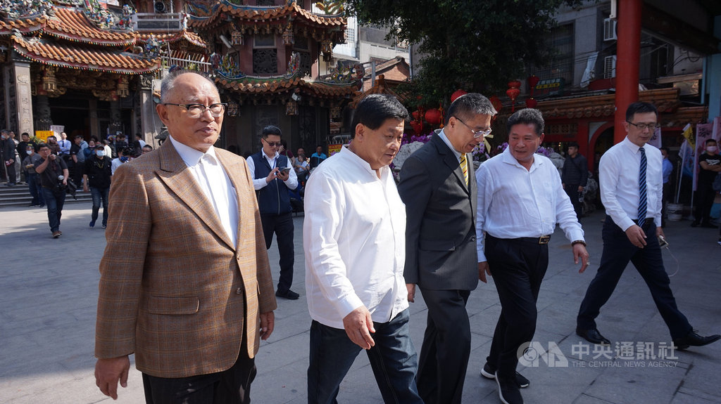 武漢肺炎疫情延燒,內政部長徐國勇(前中)27日前往鎮瀾宮,感謝廟方因應防疫延期活動,鎮瀾宮董事長顏清標(前左2)、副董事長鄭銘坤(前右2)親自接待,奉天宮董事長何達煌(前左)陪同。中央社記者趙麗妍攝 109年2月27日