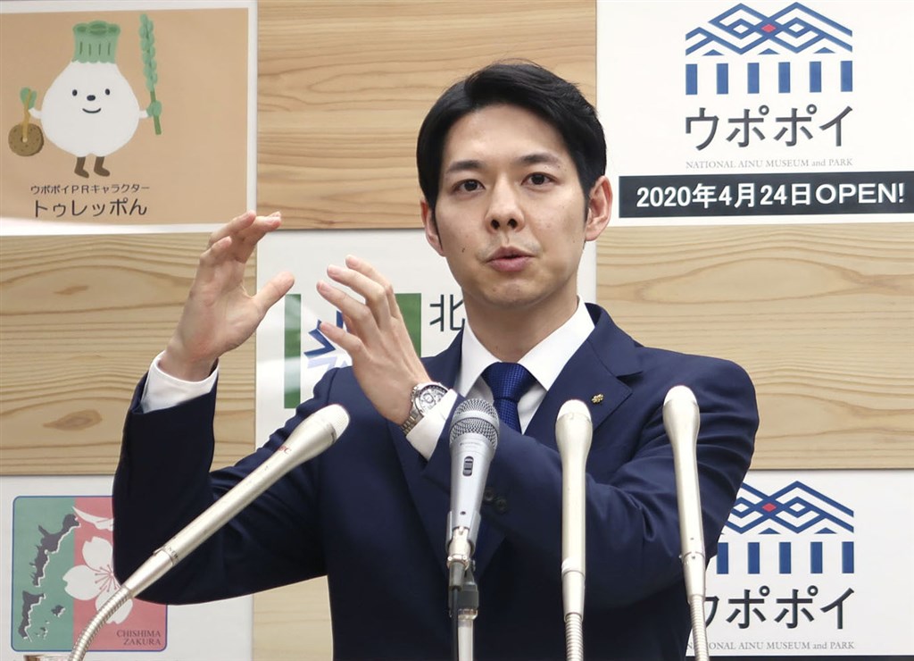 武漢肺炎疫情在日本持續延燒,北海道知事鈴木直道(圖)做出籲請道內所有公立中小學停課的決定,並說「政治判斷的結果,責任由我來負」,獲日本網友好評。(共同社提供)