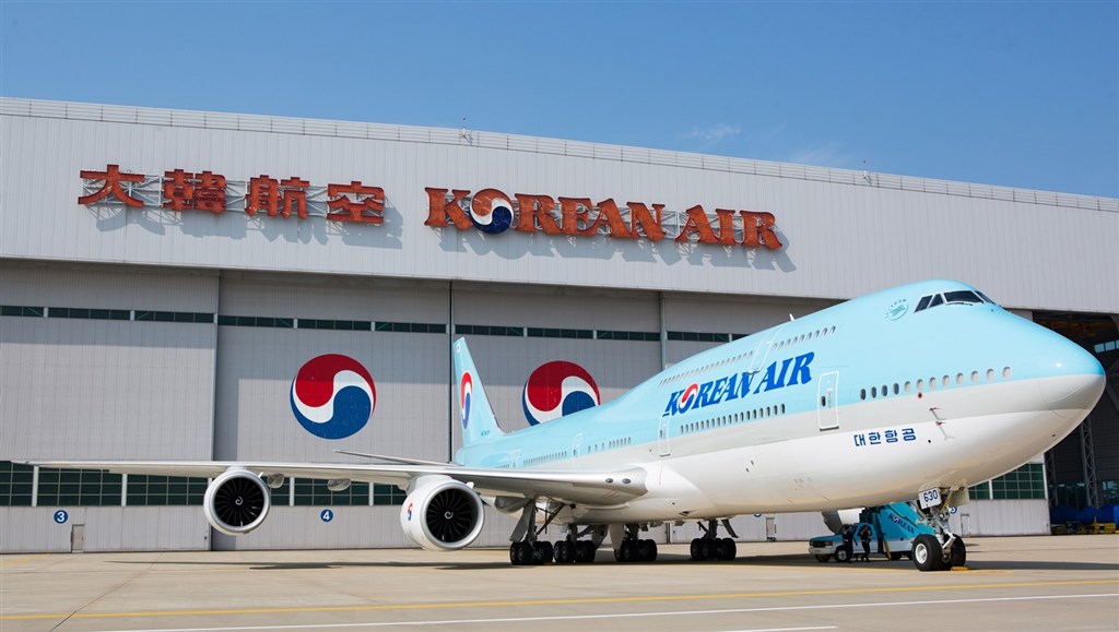 韓媒報導,大韓航空公司一名空服員採檢出罹患武漢肺炎,隔離前曾在首爾往返洛杉磯航班值勤。(示意圖/圖取自facebook.com/KoreanAir.global)