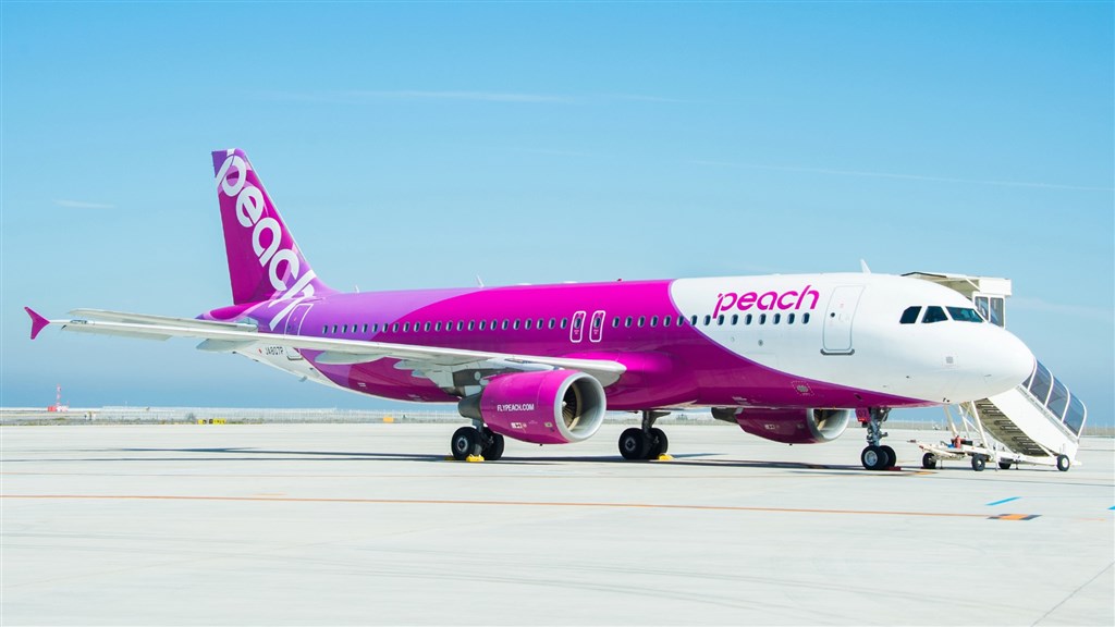 日本低成本航空樂桃航空宣布,3月往返台灣的航班取消或大量減班,退改票不收手續費。(圖取自facebook.com/Peach.Aviation.Taiwan)